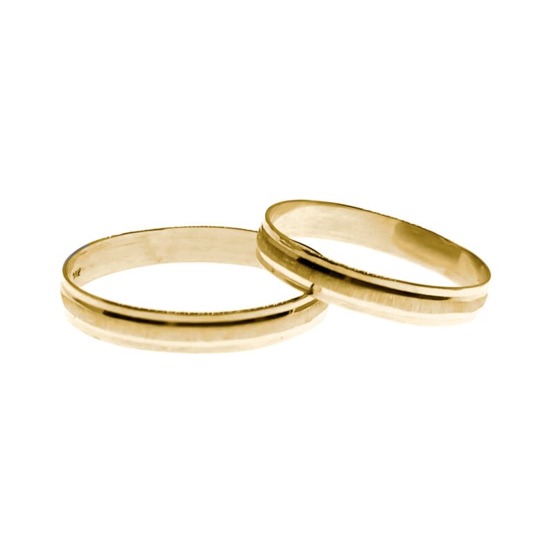 Par de alianzas de oro amarillo nacional modelo piaget con satinado en medio