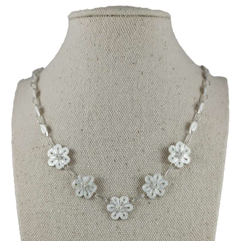 Collar de plata filigrana con diseño de flores con pétalos varios