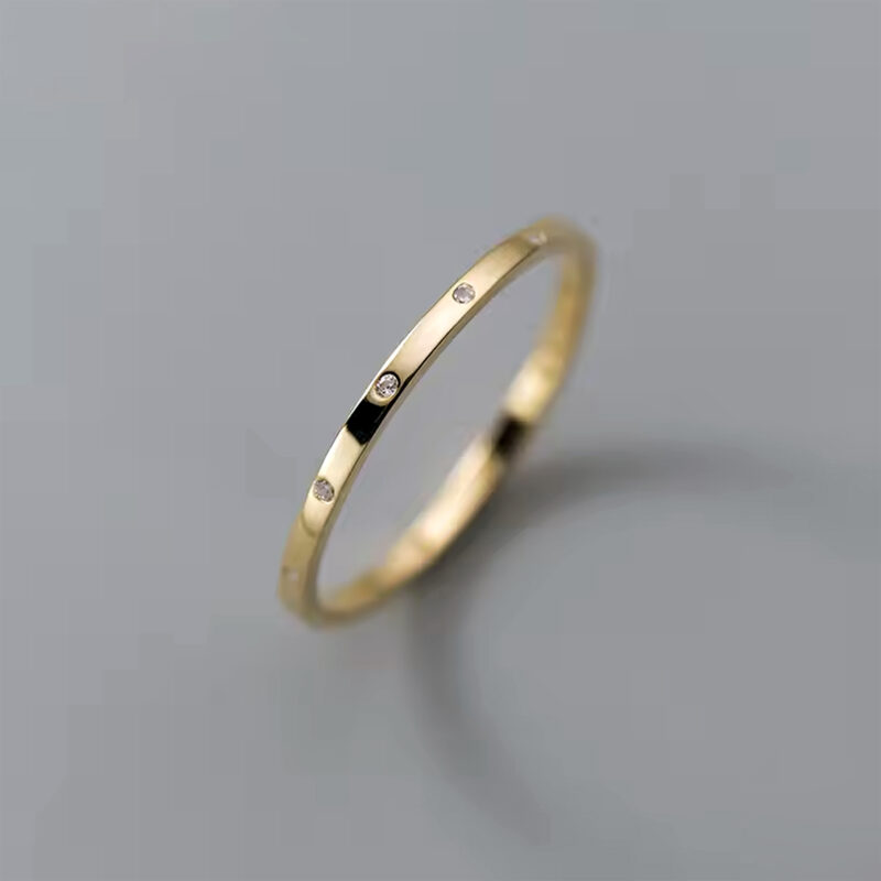 Anillo de plata italiana con enchapado en oro con puntos de circones