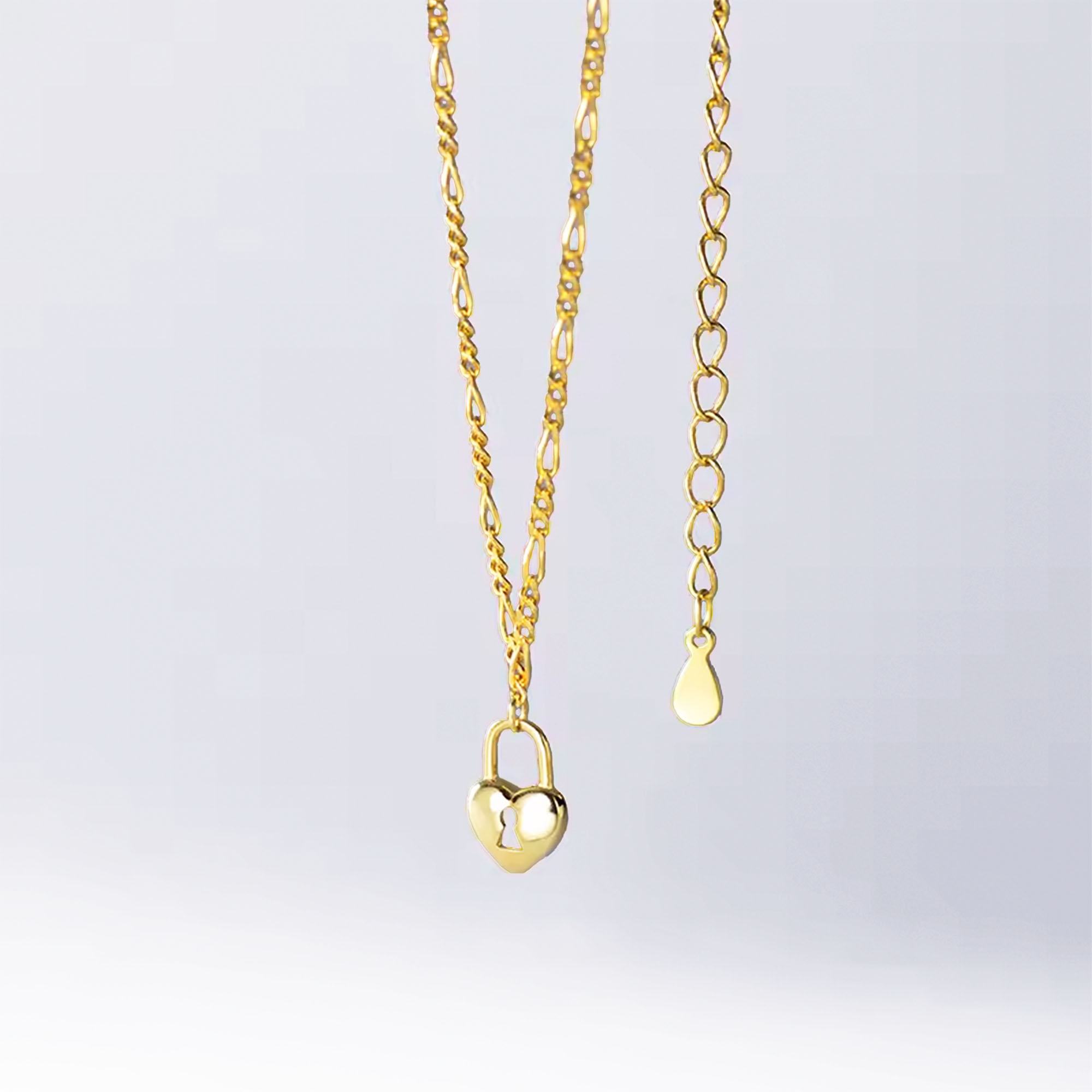 Cadena de plata italiana enchapada en oro modelo figaro con candado corazón