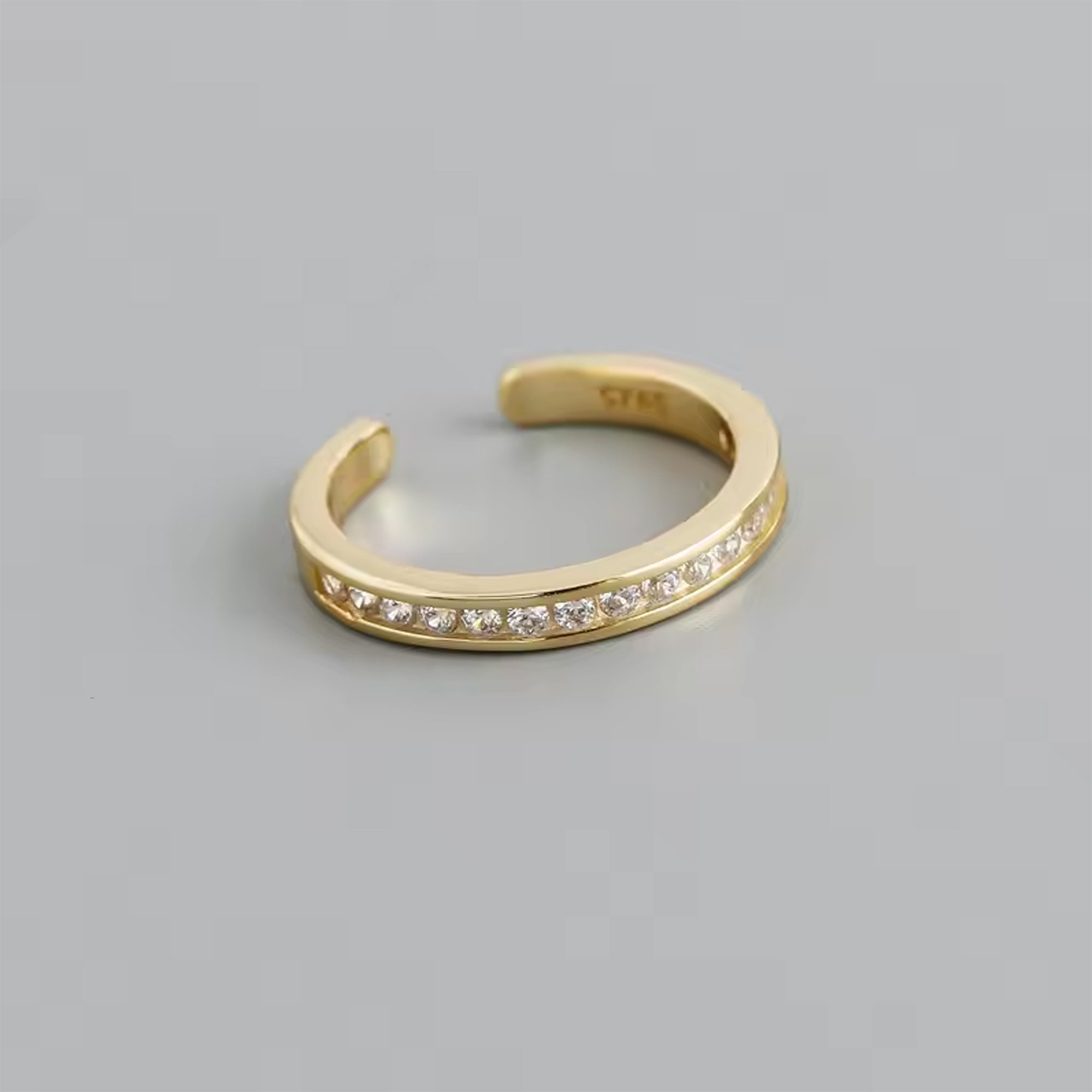 Anillo ajustable de plata italiana con enchapado modelo medio sinfín y circones