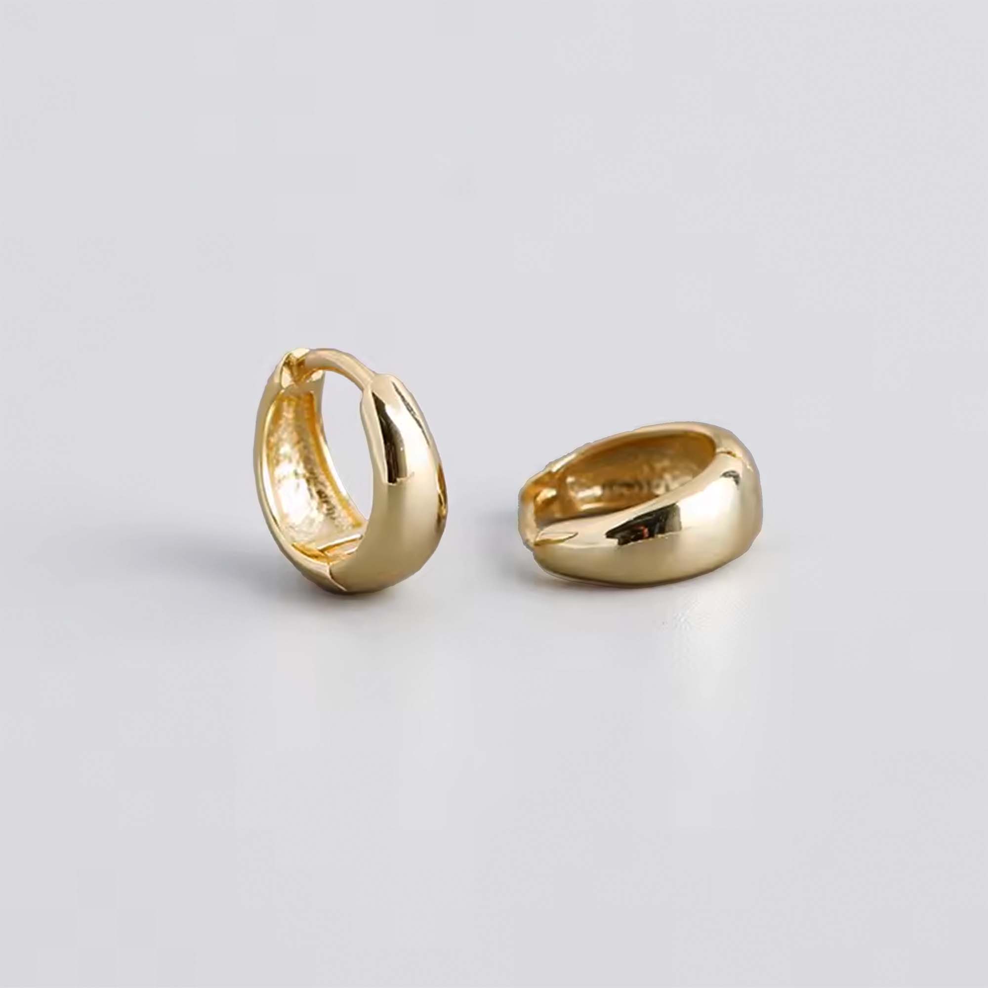 Aros Huggies redondos de plata pulida con enchapado en oro y sección variable