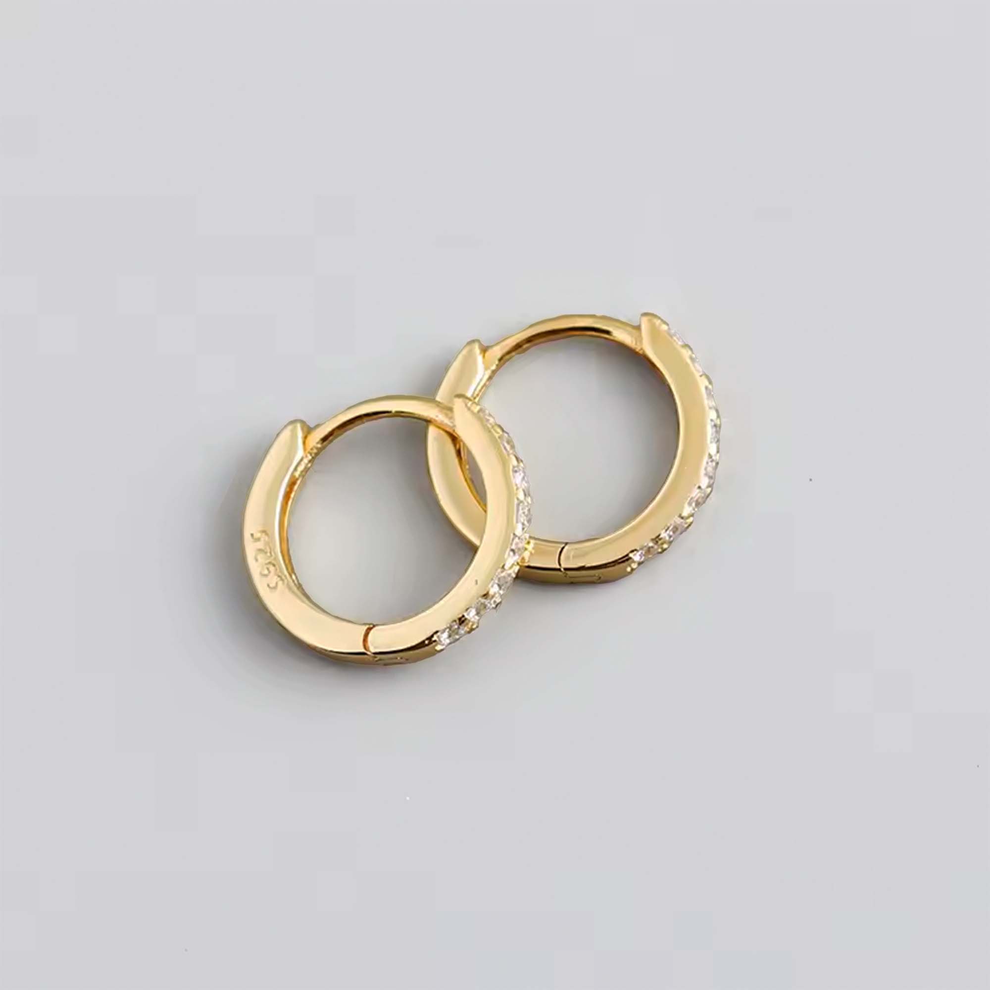 Aros argollas redondas de plata con enchapado en oro con circones