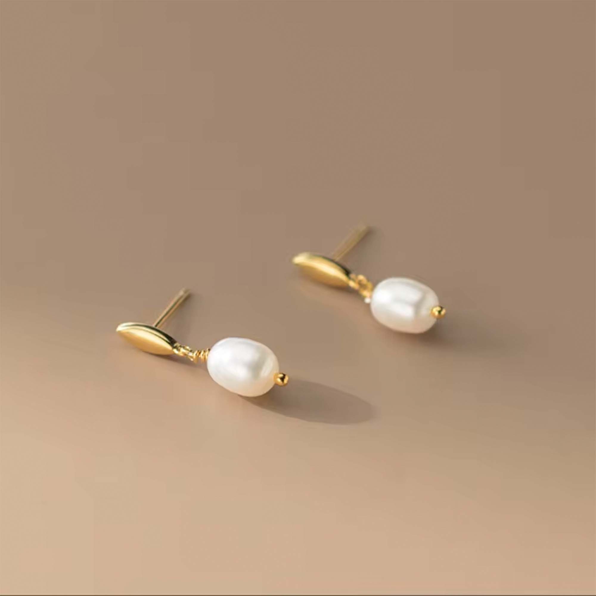 Aros colgantes de plata con enchapado en oro y perla de agua dulce colgante