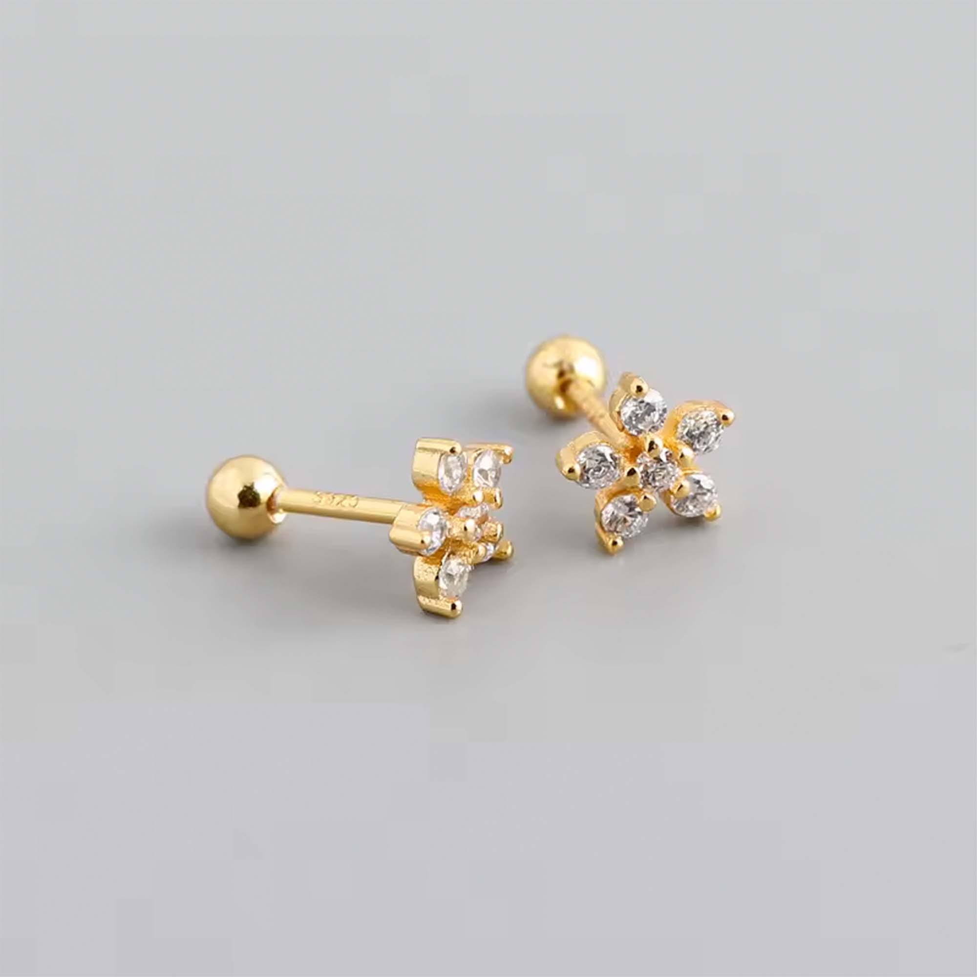 Aros a rosca de plata con enchapado en oro modelo flor con circones blancos