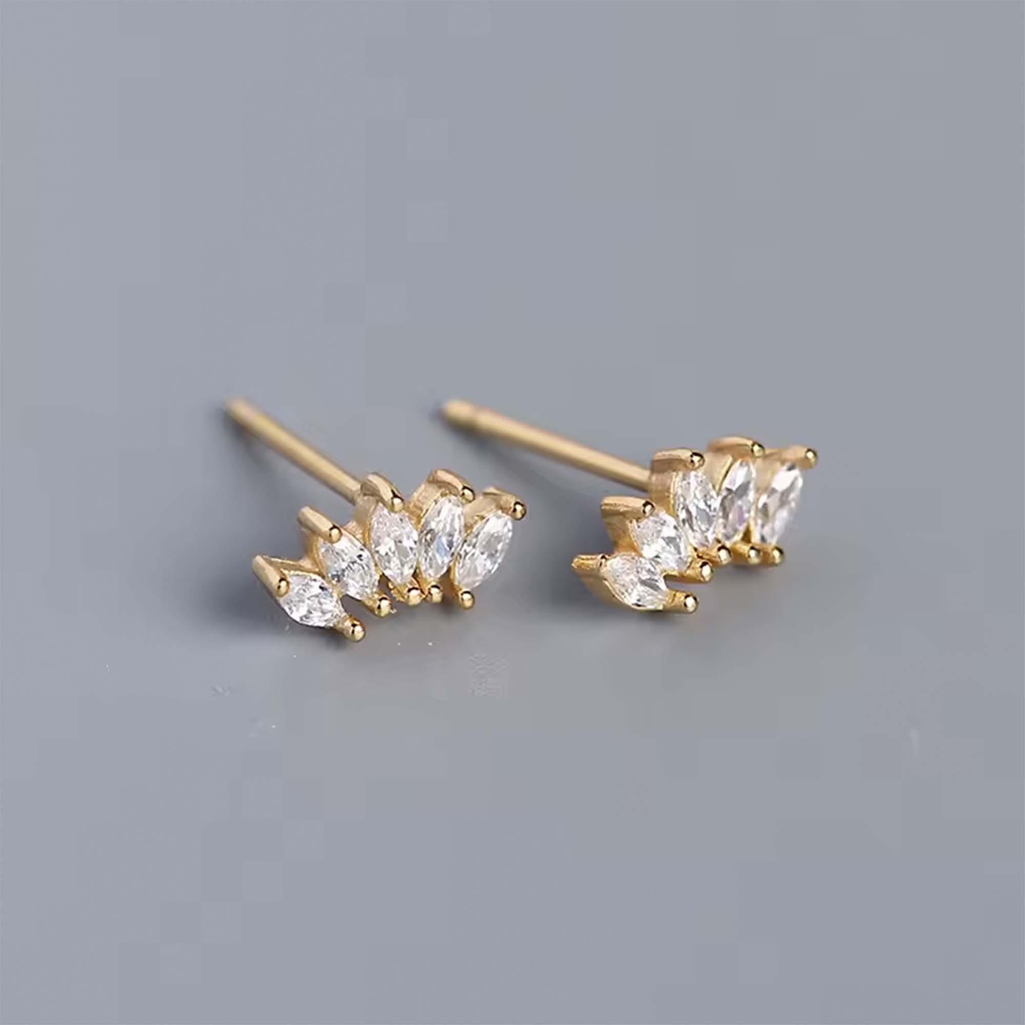 Aros de plata con enchapado en oro modelo corona simple y circones