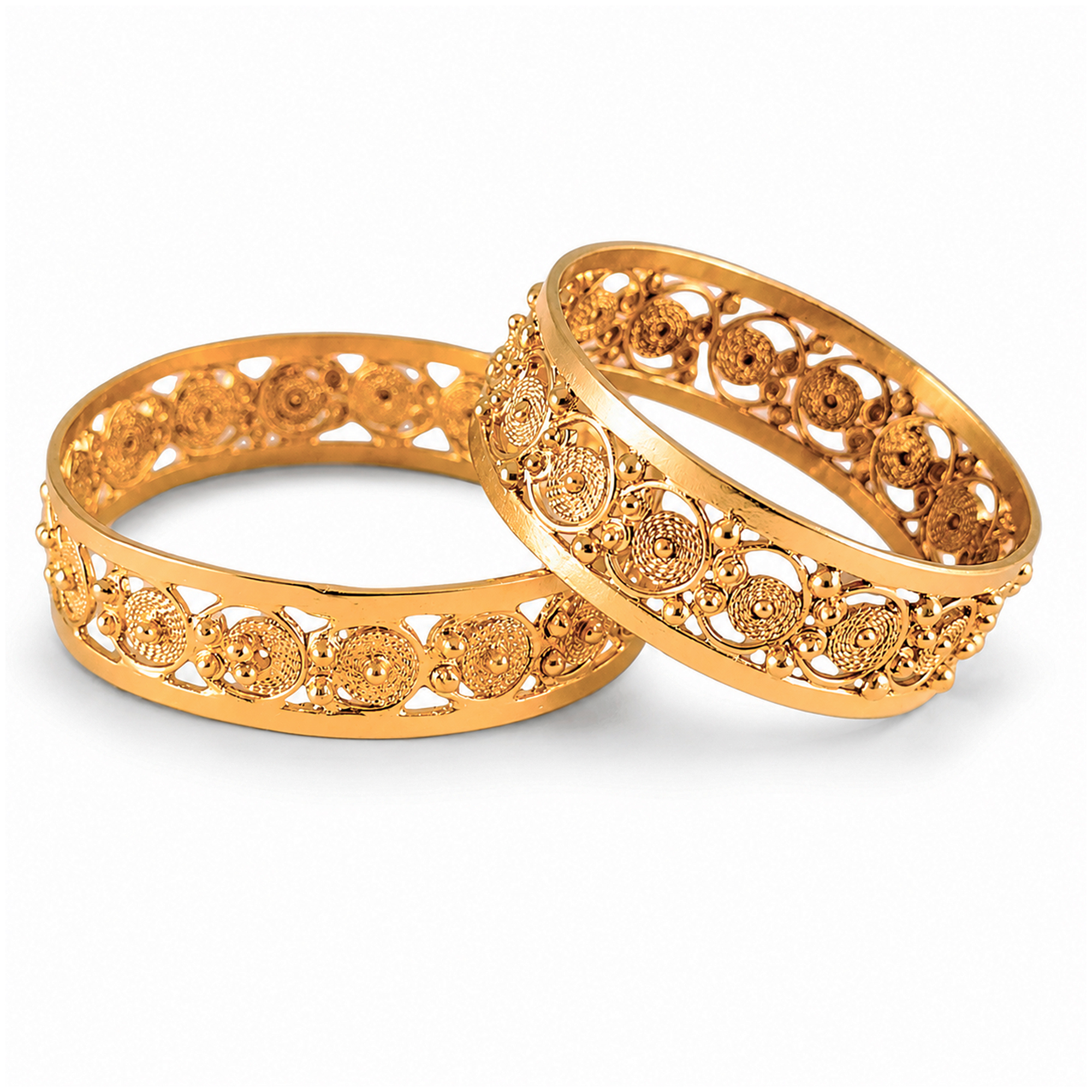 Par de alianzas de oro amarillo con detalles en filigrana